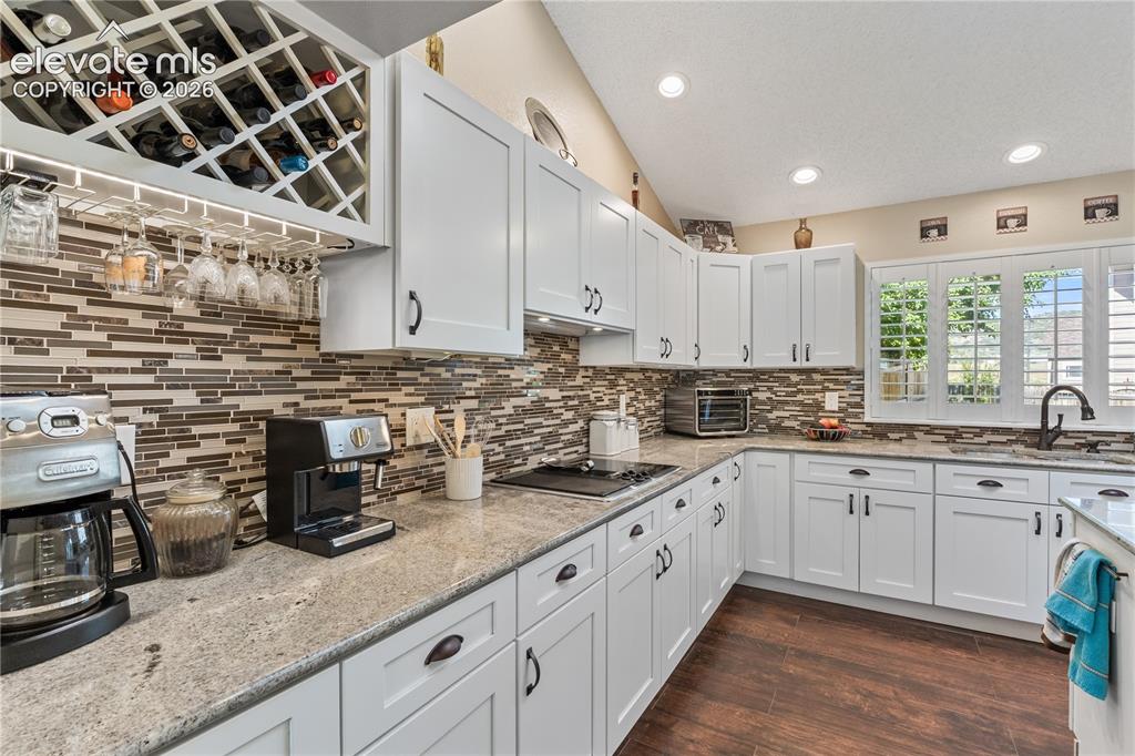 Image 17 of 44: Kitchen