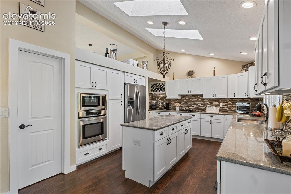 Image 19 of 44: Kitchen