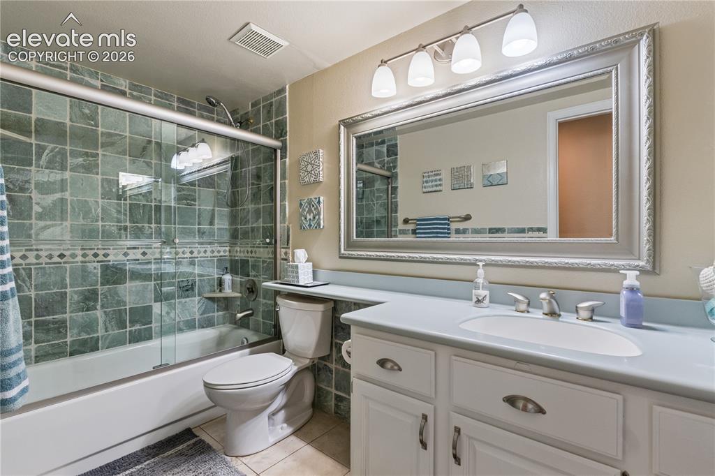 Image 35 of 44: Bathroom