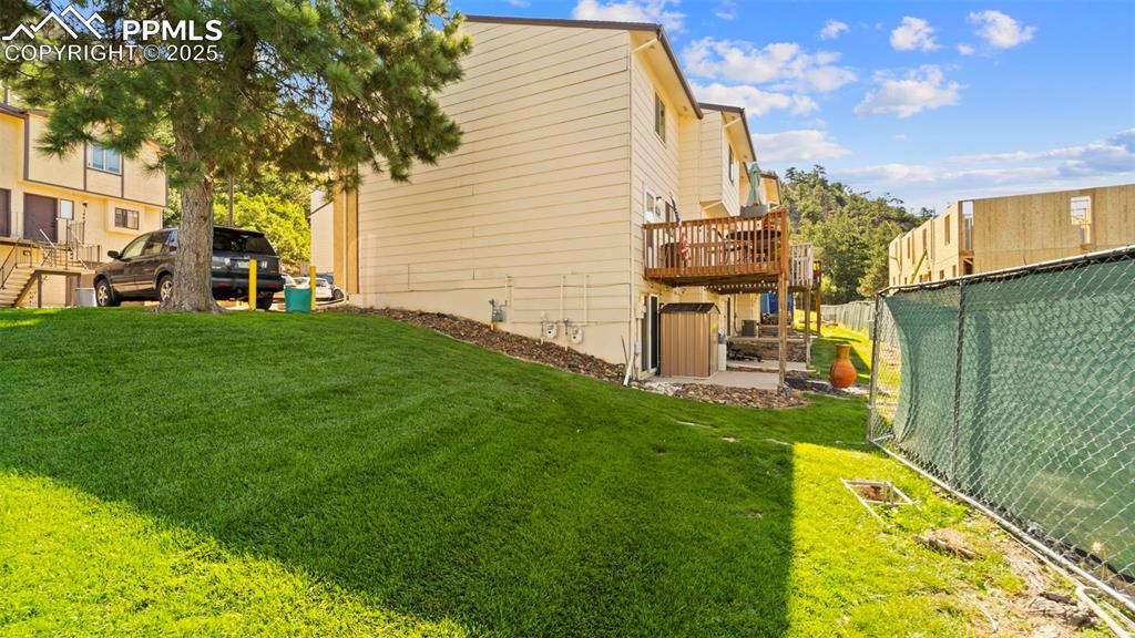 Image 27 of 38: Side yard, convenient for pets.