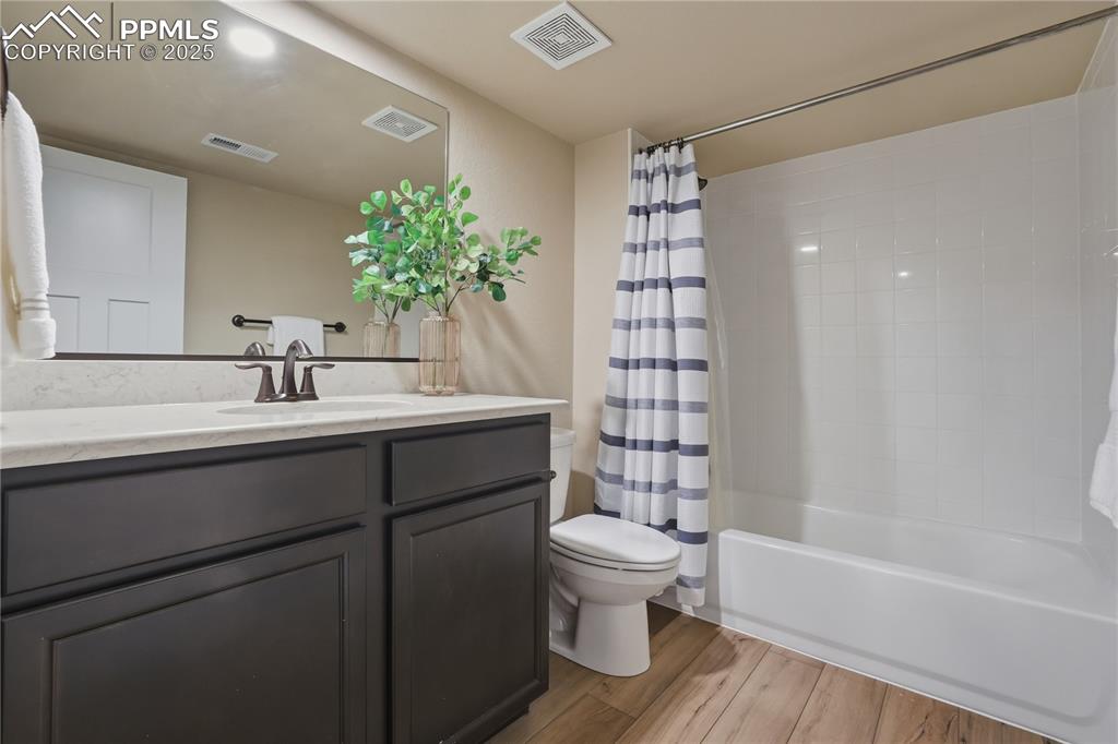 Image 12 of 28: Bathroom