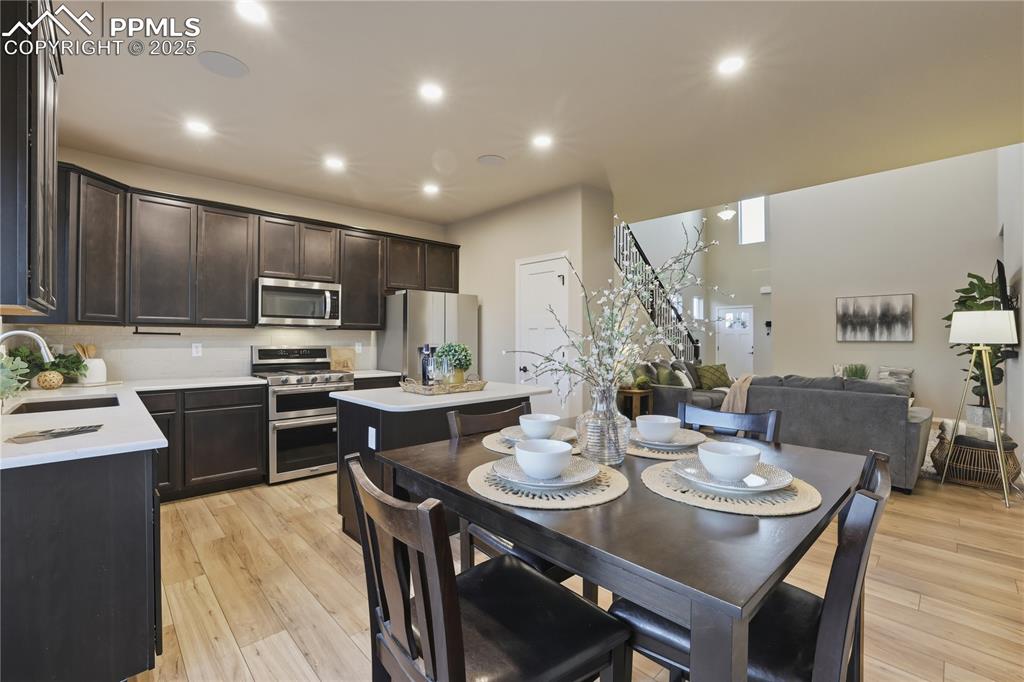 Image 18 of 28: Dining Area