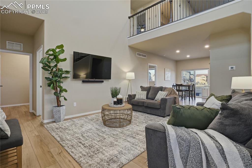 Image 19 of 28: Living Room