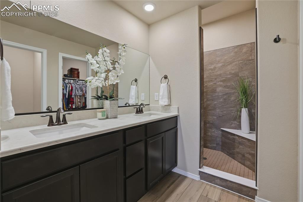 Image 6 of 28: Bathroom