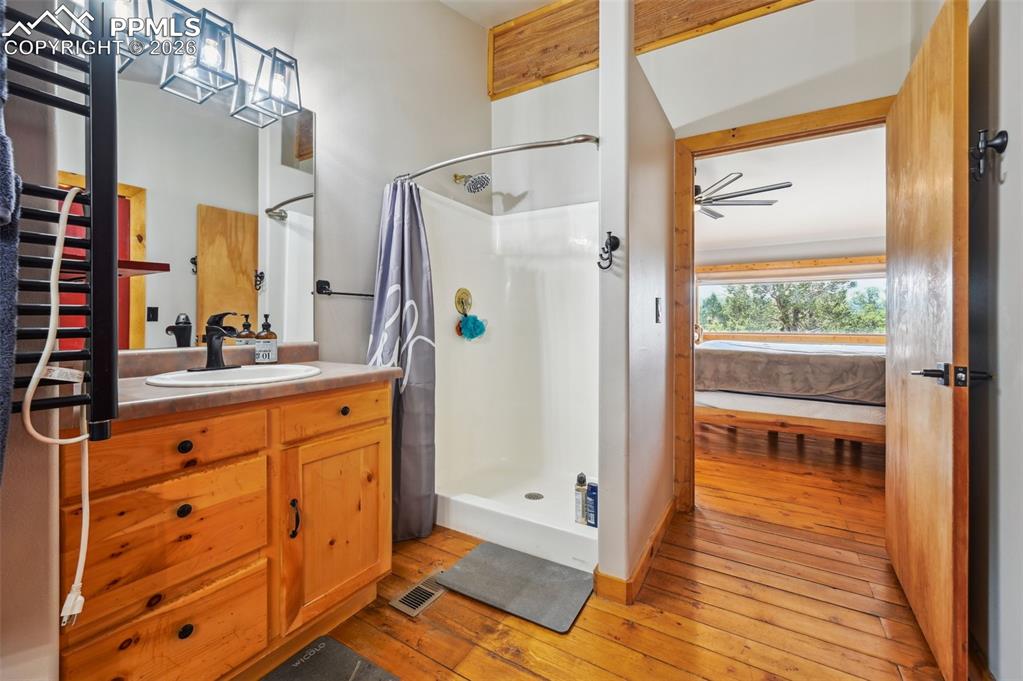 Image 24 of 42: Bathroom