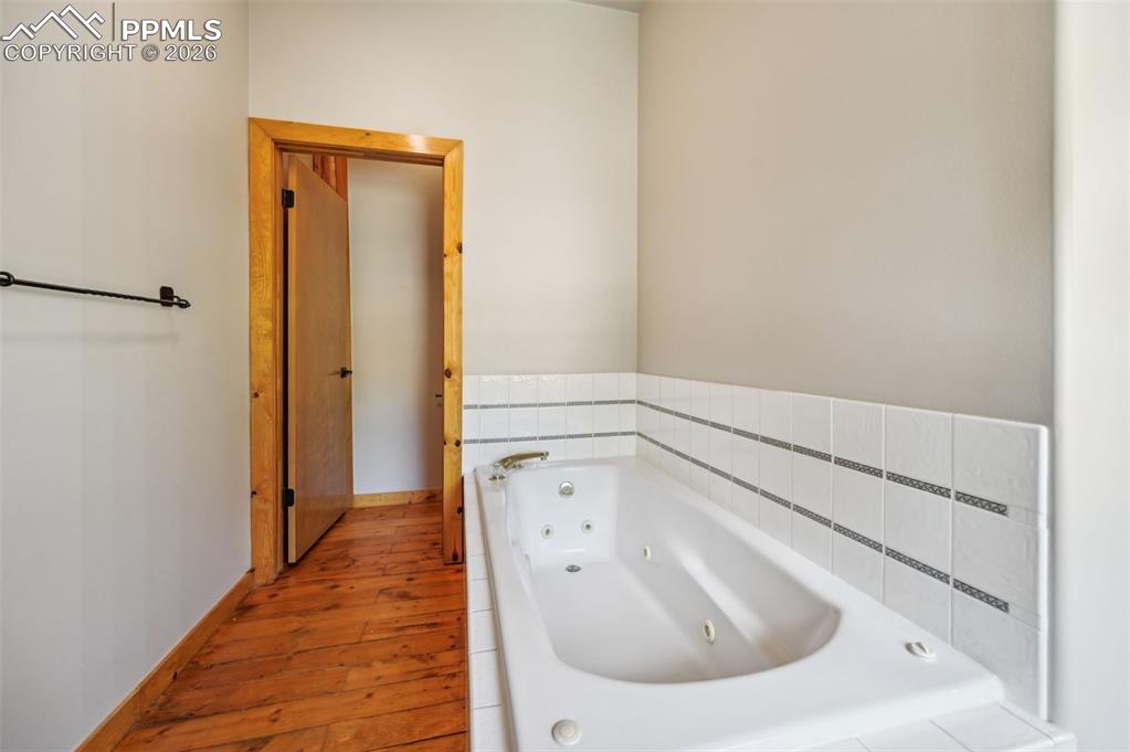 Image 25 of 42: Bathroom