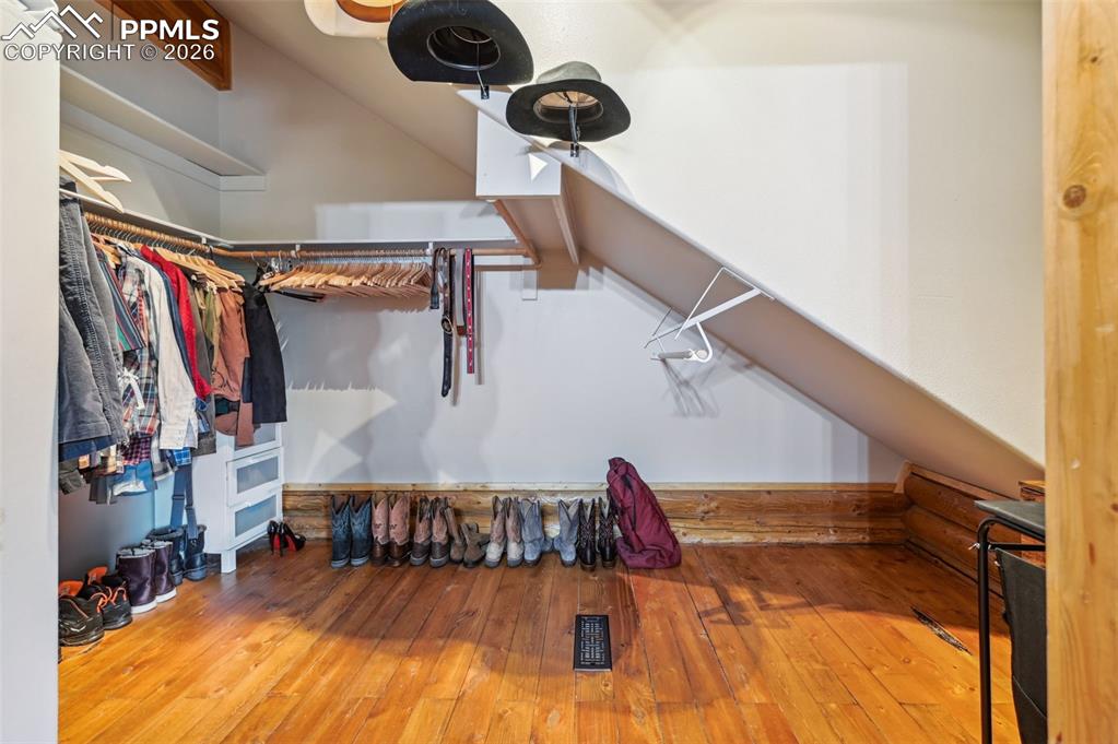 Image 26 of 42: Closet