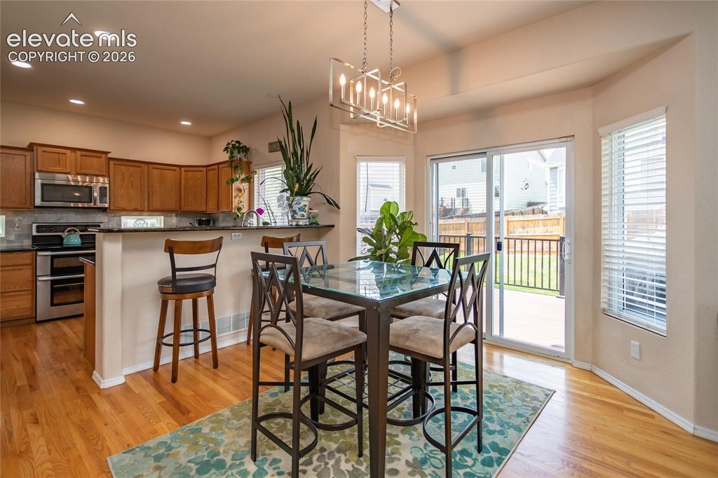 Image 10 of 50: Dining Area