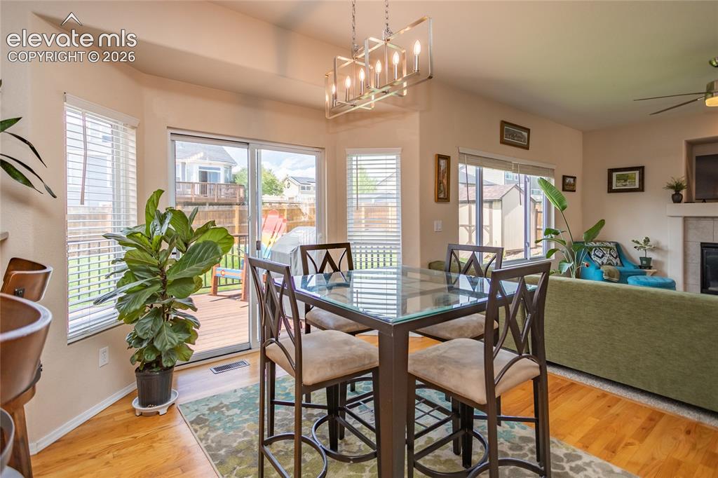 Image 11 of 50: Dining Area