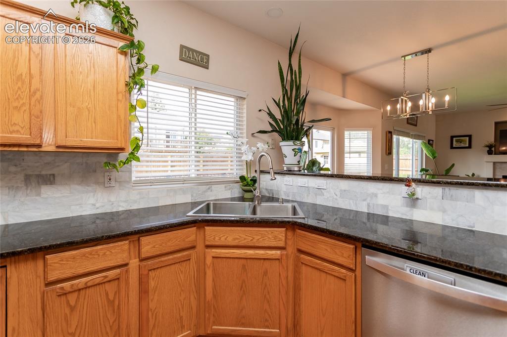 Image 14 of 50: Kitchen