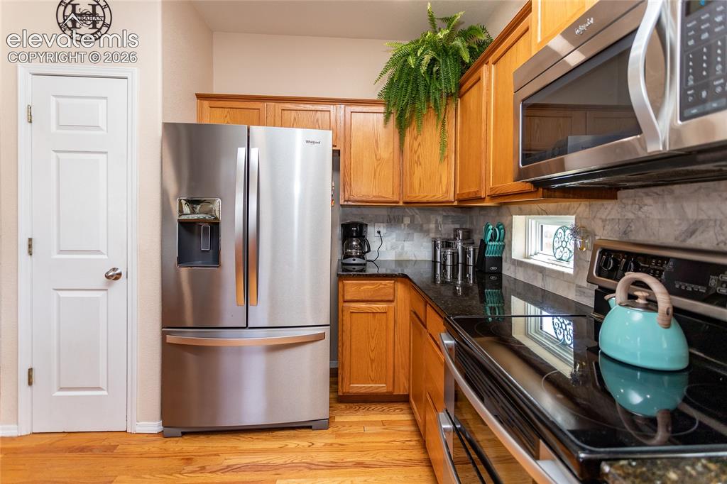 Image 15 of 50: Kitchen