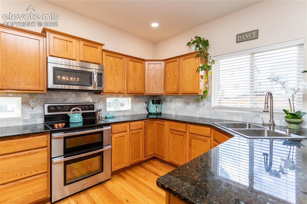 Image 16 of 50: Kitchen