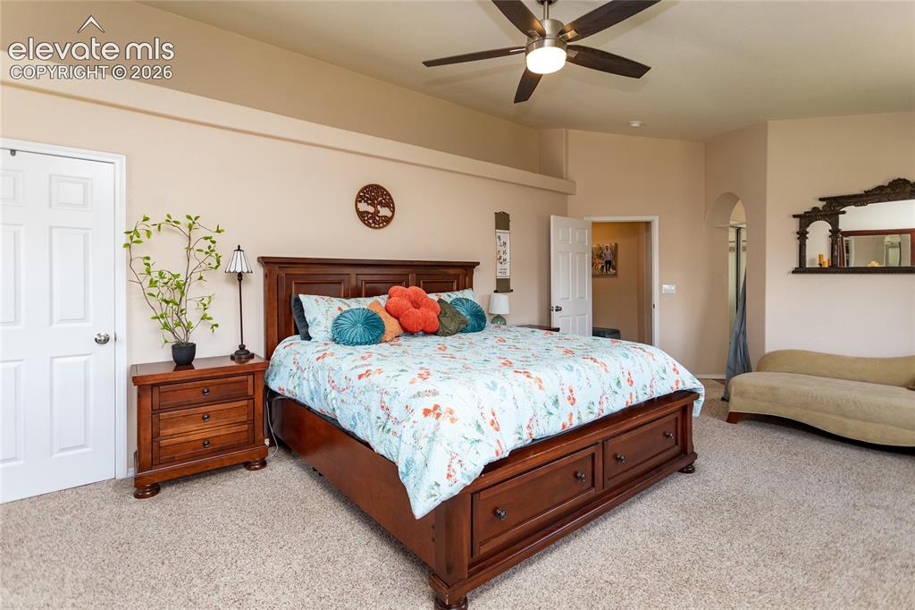 Image 19 of 50: Bedroom