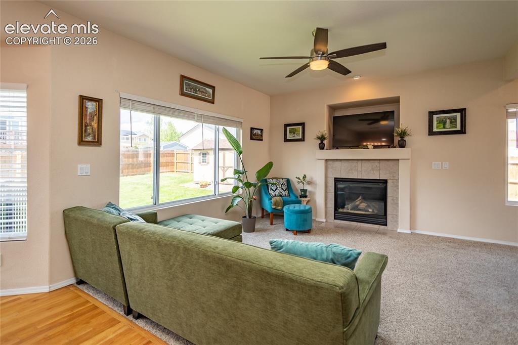 Image 8 of 50: Living Room
