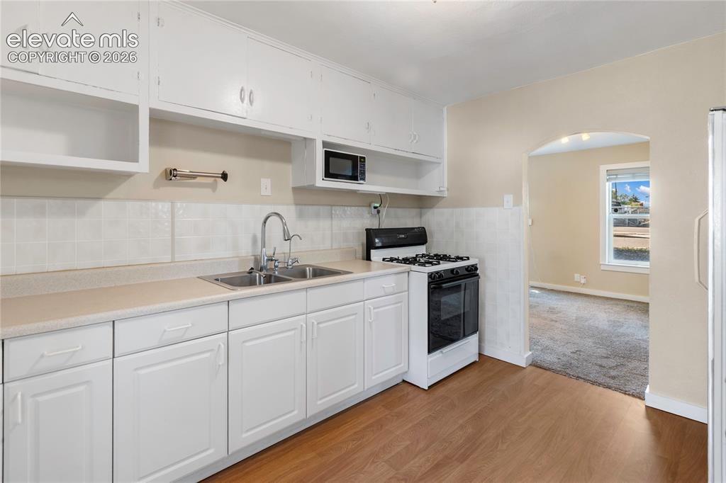 Image 14 of 29: Kitchen