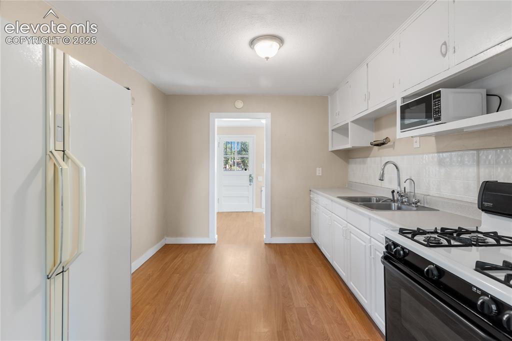Image 15 of 29: Kitchen