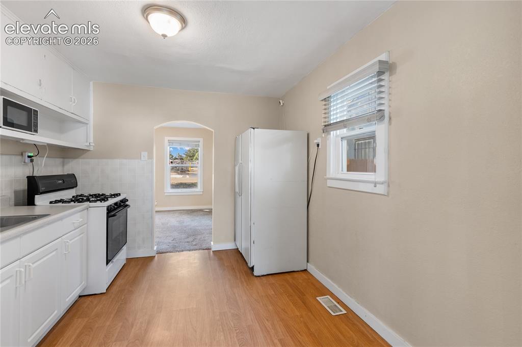 Image 16 of 29: Kitchen