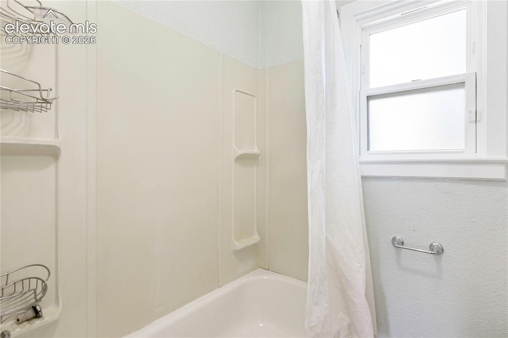 Image 24 of 29: Bathroom