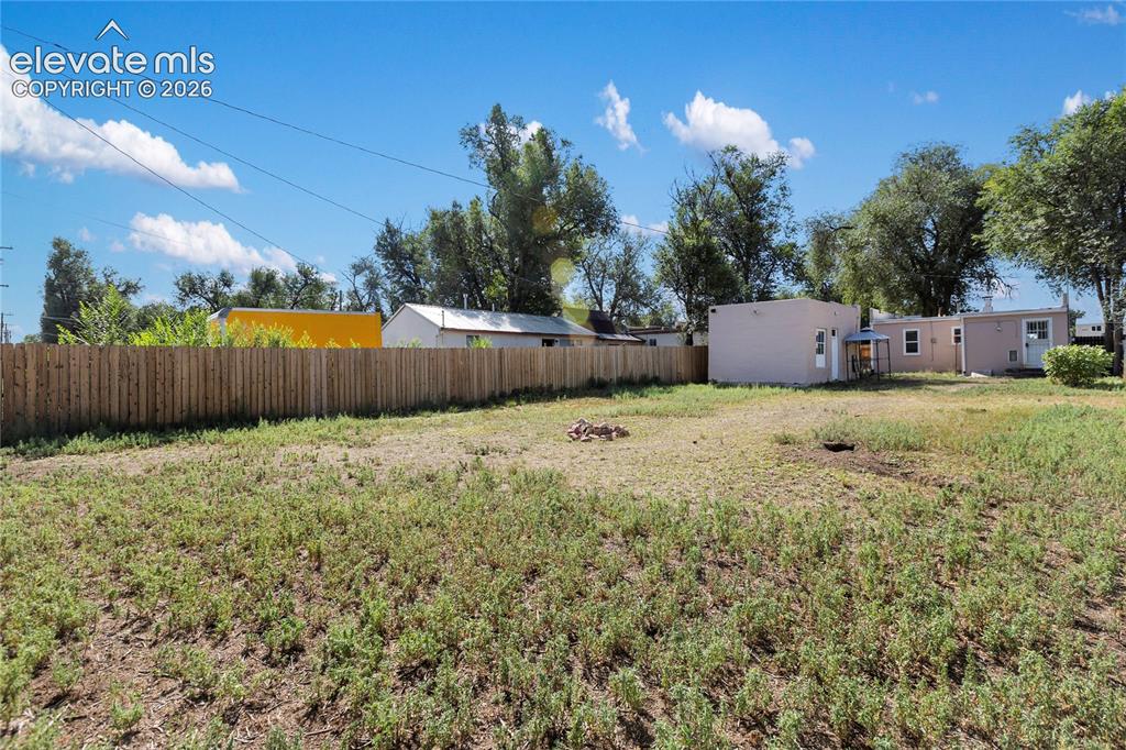 Image 5 of 29: Huge yard