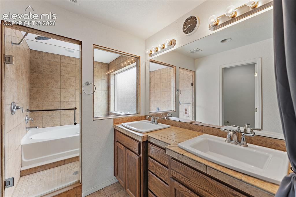 Image 16 of 37: Bathroom