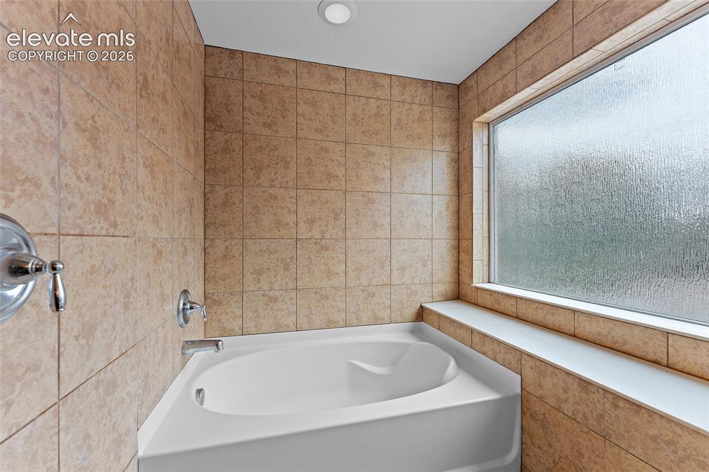 Image 17 of 37: Bathroom
