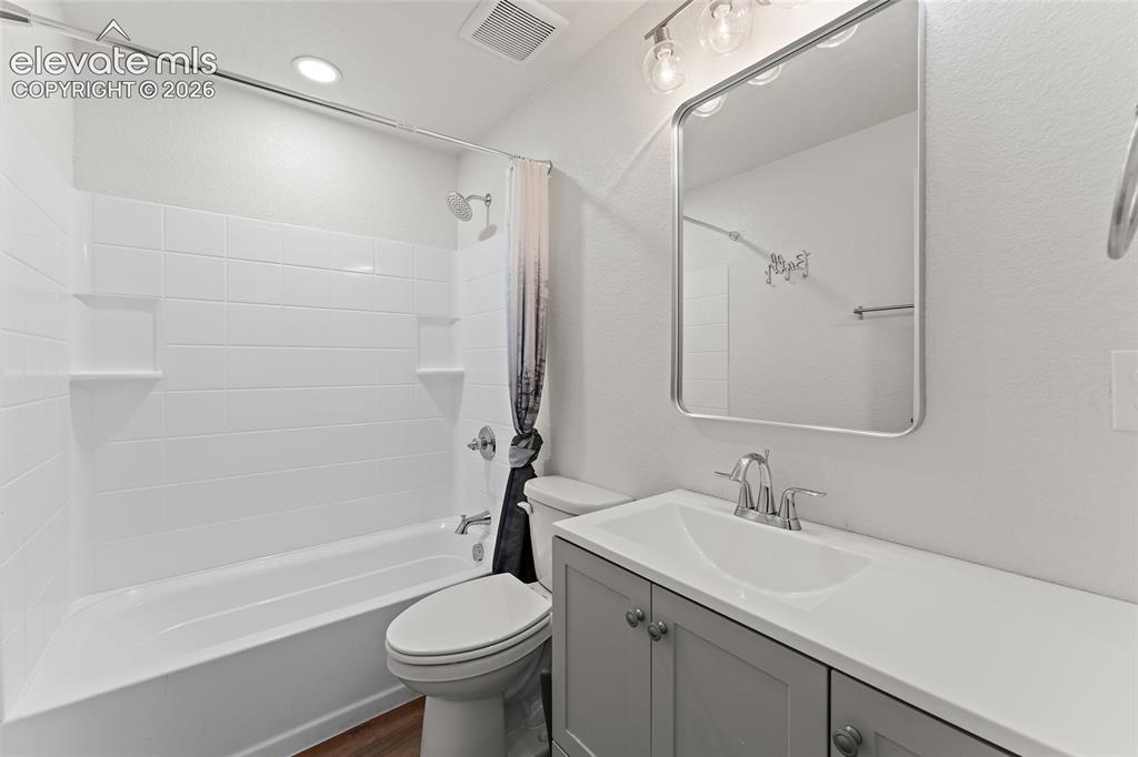 Image 25 of 37: Bathroom