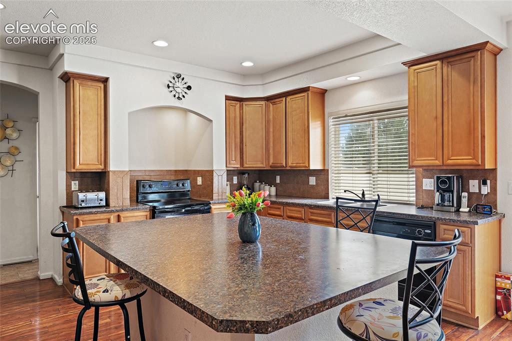 Image 7 of 37: Kitchen