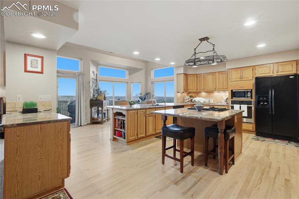 Image 10 of 50: Kitchen