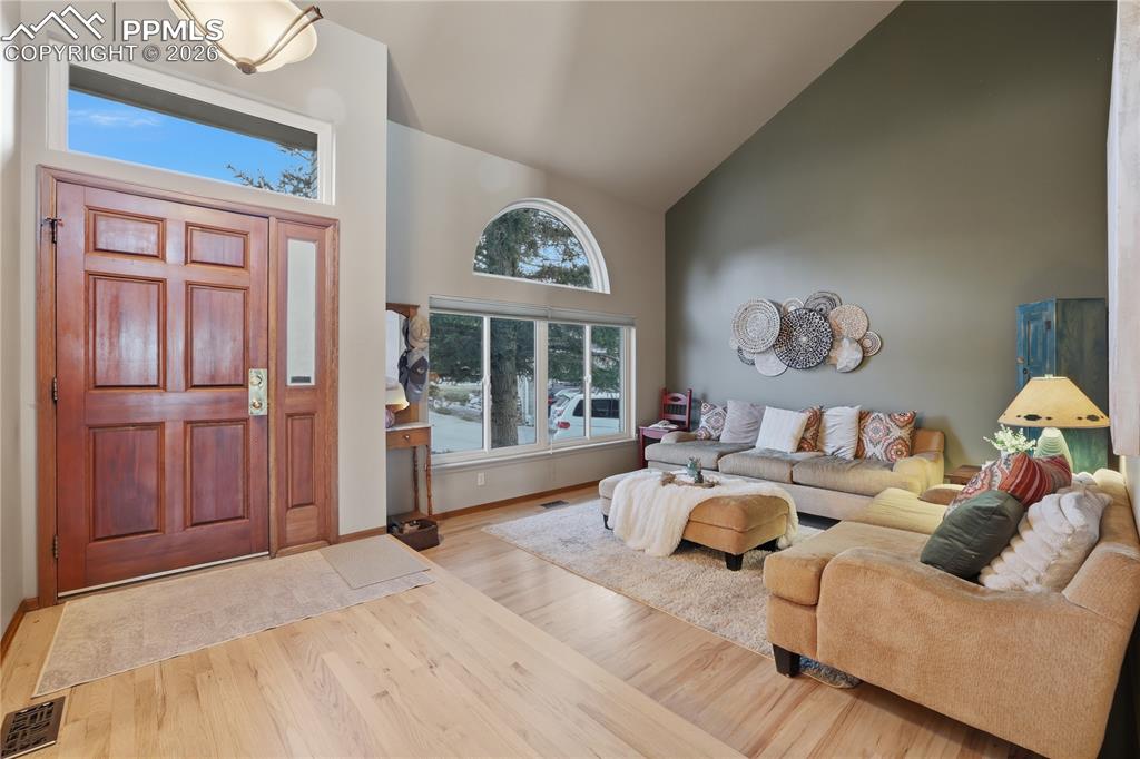 Image 17 of 50: Entry