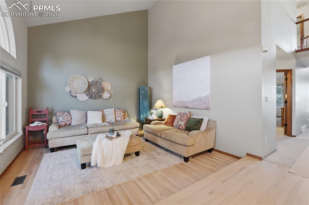 Image 19 of 50: Living Room