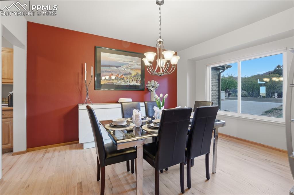 Image 20 of 50: Dining Area