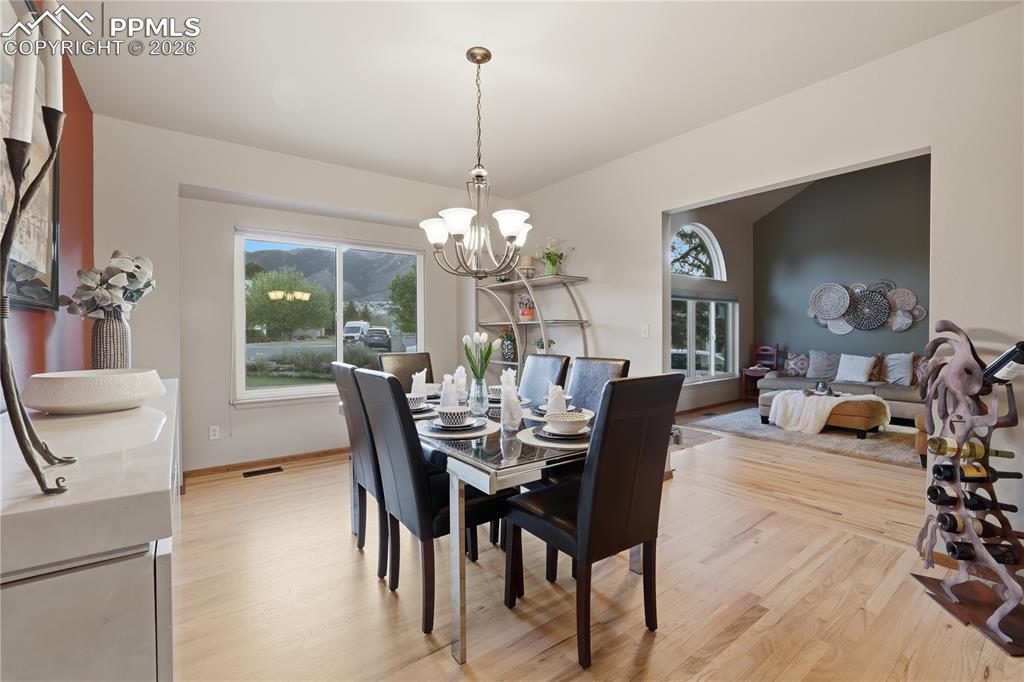 Image 21 of 50: Dining Area