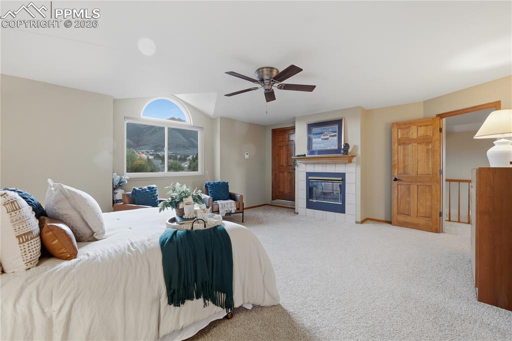 Image 26 of 50: Bedroom