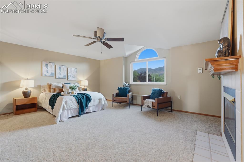 Image 27 of 50: Bedroom