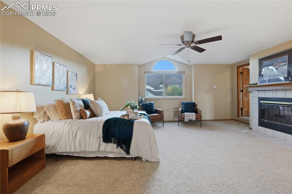 Image 28 of 50: Bedroom