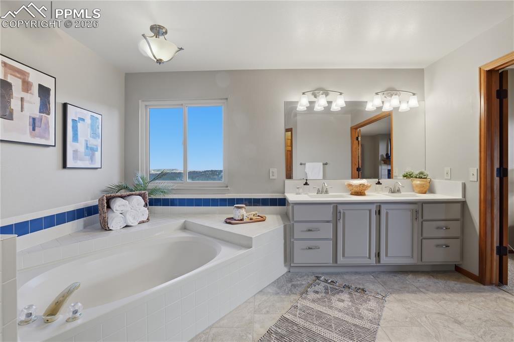 Image 31 of 50: Bathroom