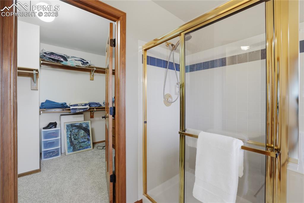 Image 32 of 50: Bathroom