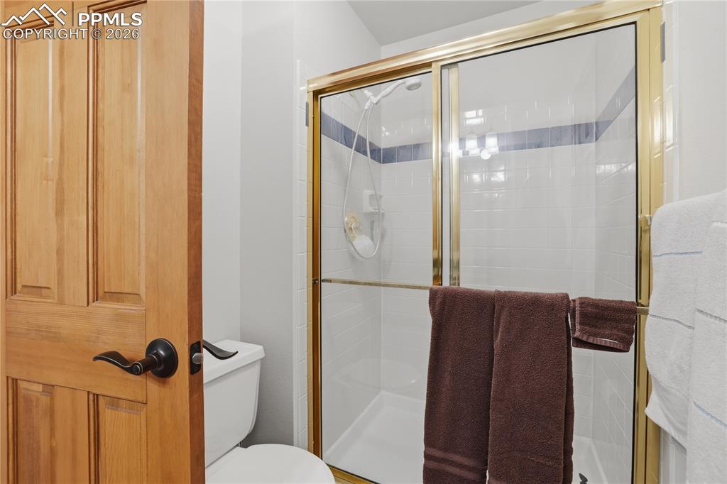 Image 38 of 50: Bathroom