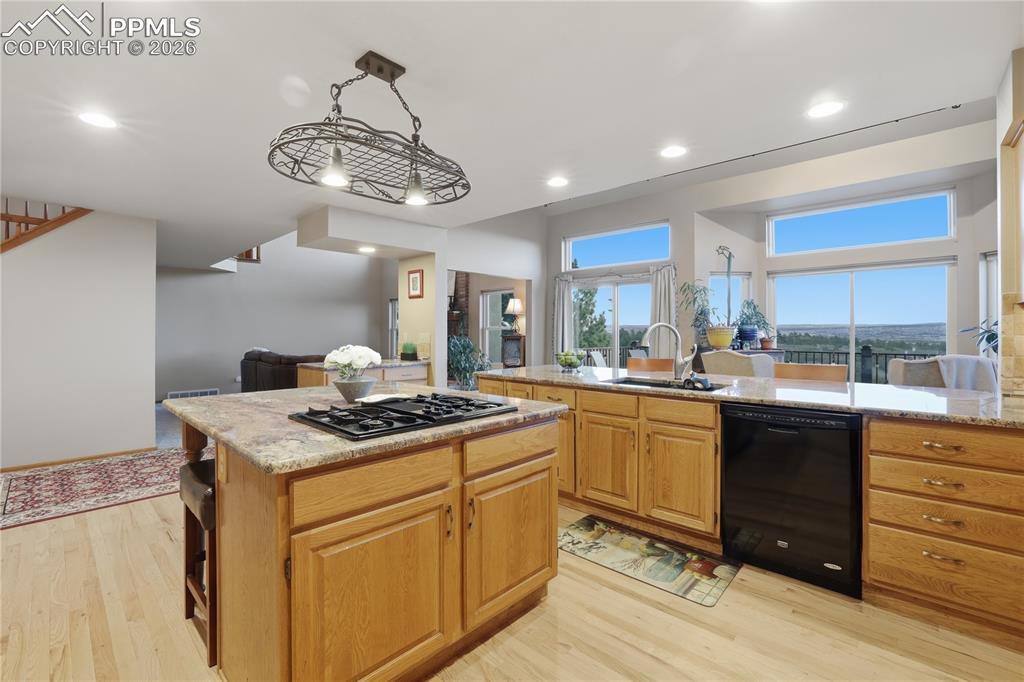 Image 7 of 50: Kitchen