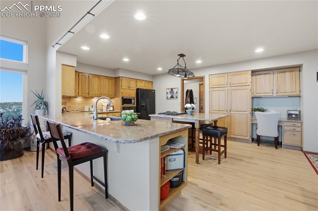 Image 8 of 50: Kitchen