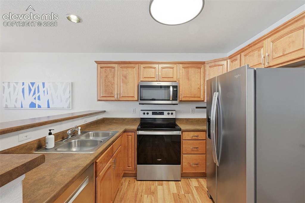 Image 11 of 27: Kitchen