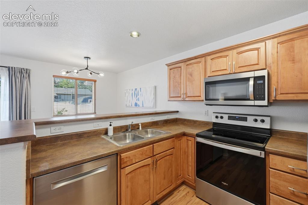 Image 12 of 27: Kitchen