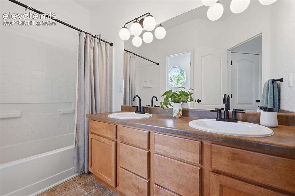 Image 15 of 27: Bathroom