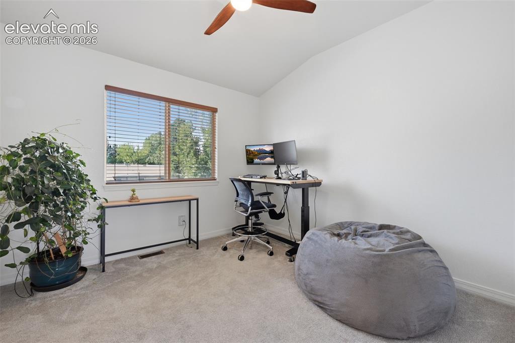 Image 18 of 27: Office