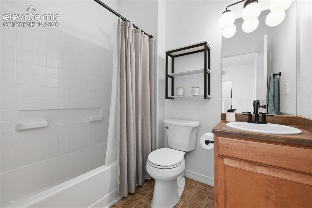 Image 19 of 27: Bathroom