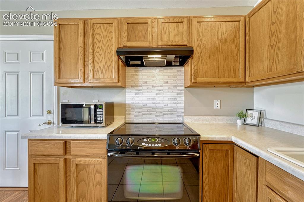 Image 10 of 40: Kitchen