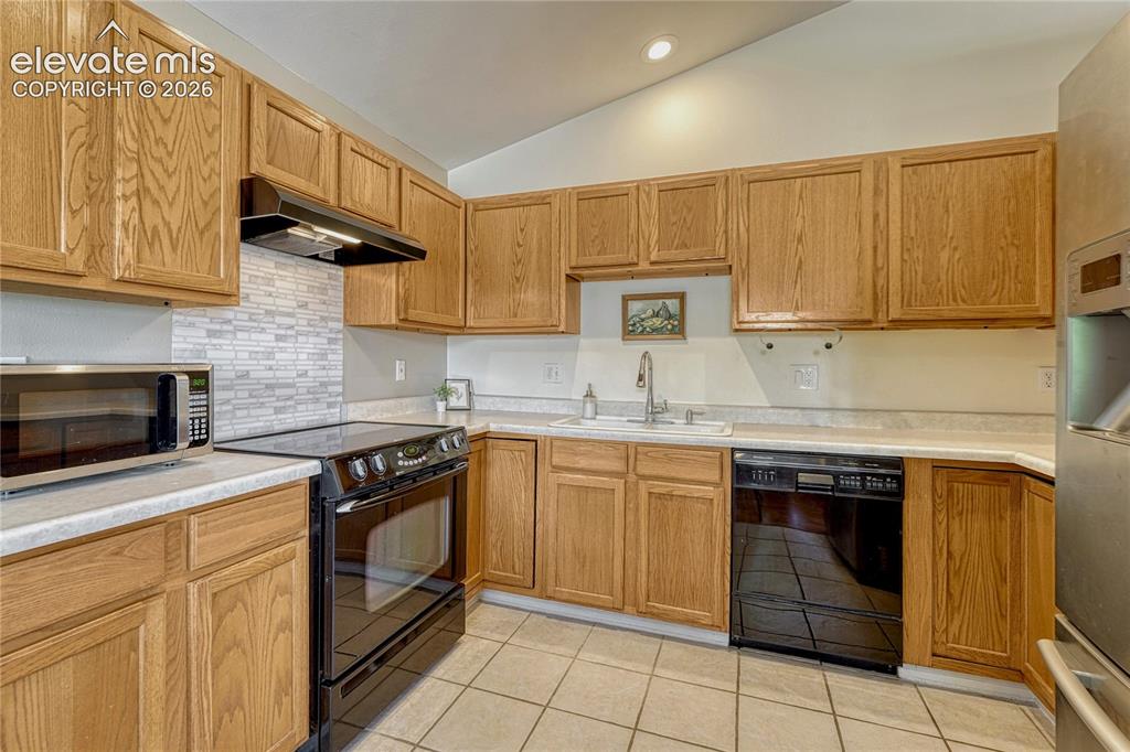 Image 9 of 40: Dining Area