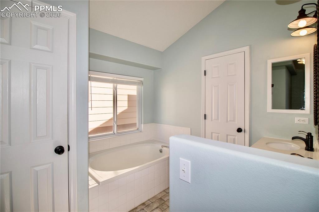 Image 29 of 29: Bathroom