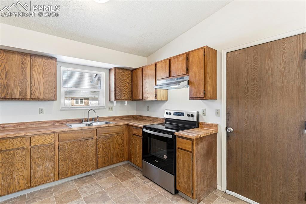 Image 10 of 23: Kitchen