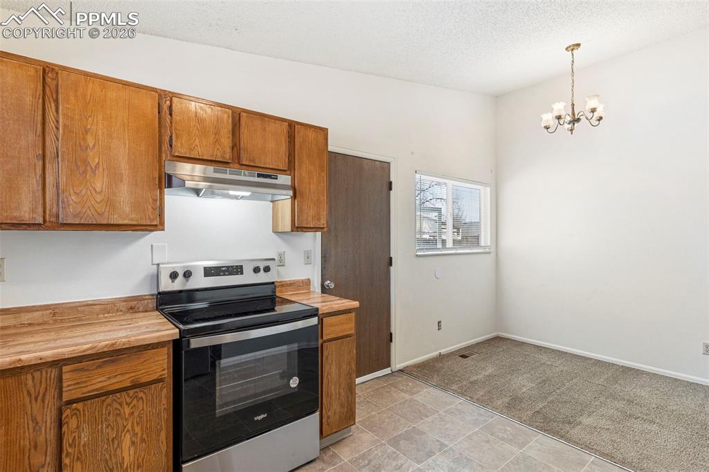 Image 11 of 23: Kitchen